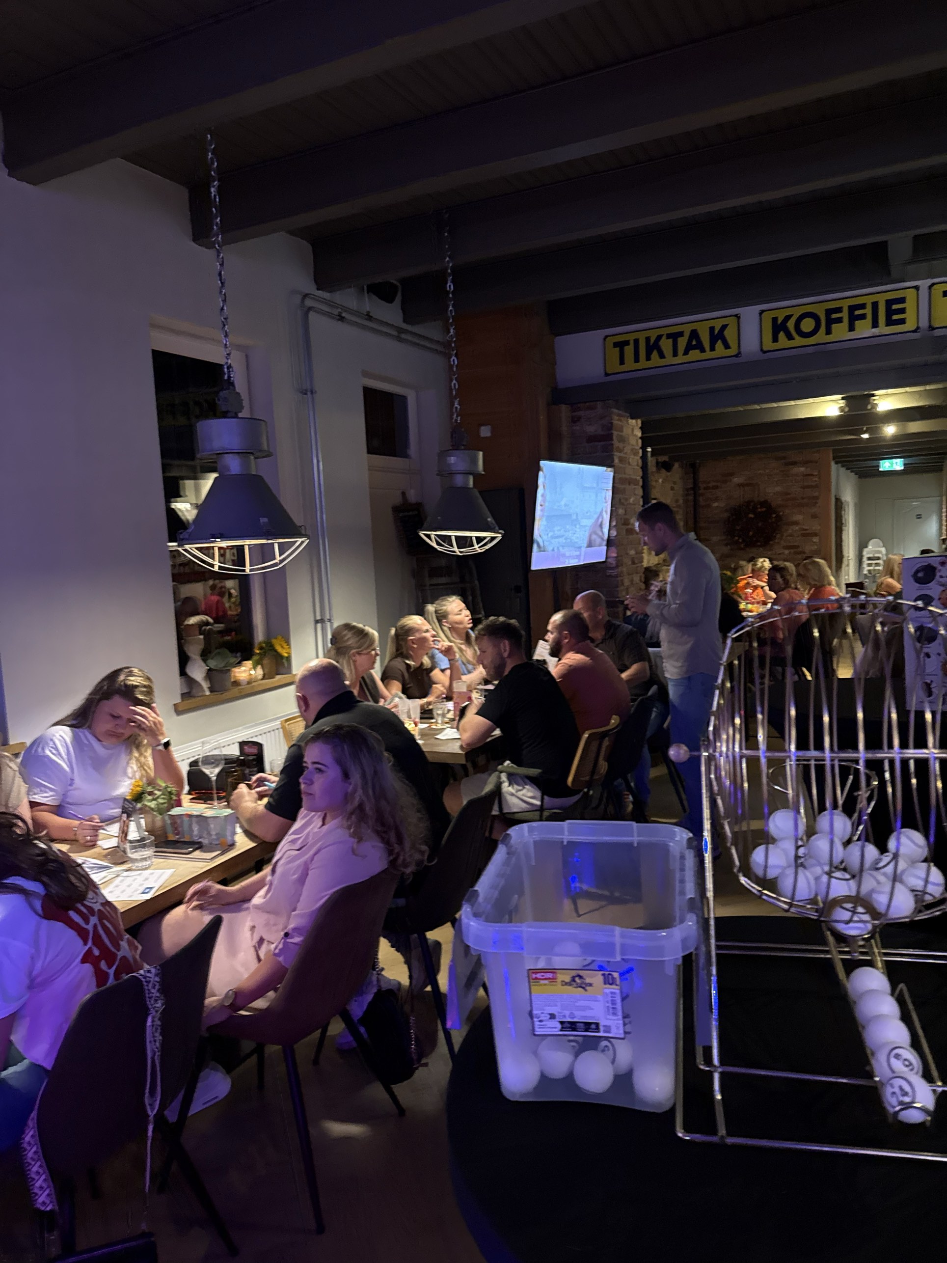 Muziekbingo met echte bingotrekmachine en balletjes tijdens een avondevent