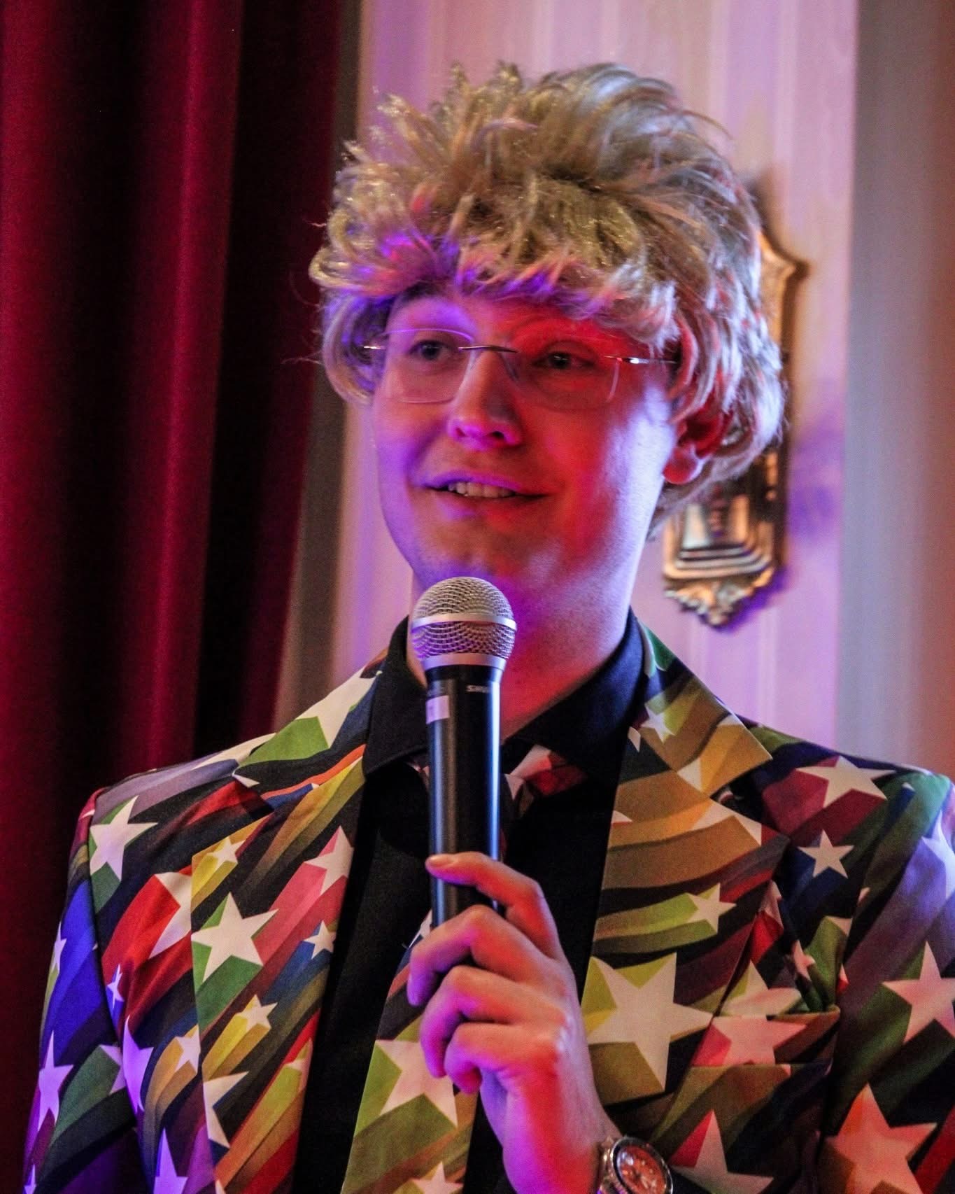 Enthousiaste quizmaster met microfoon