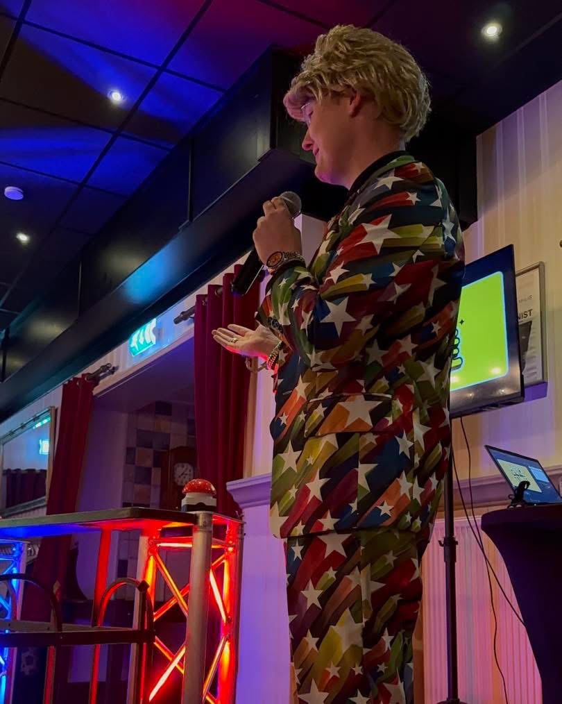 Quizmaster presenteert een Battle Quiz op locatie